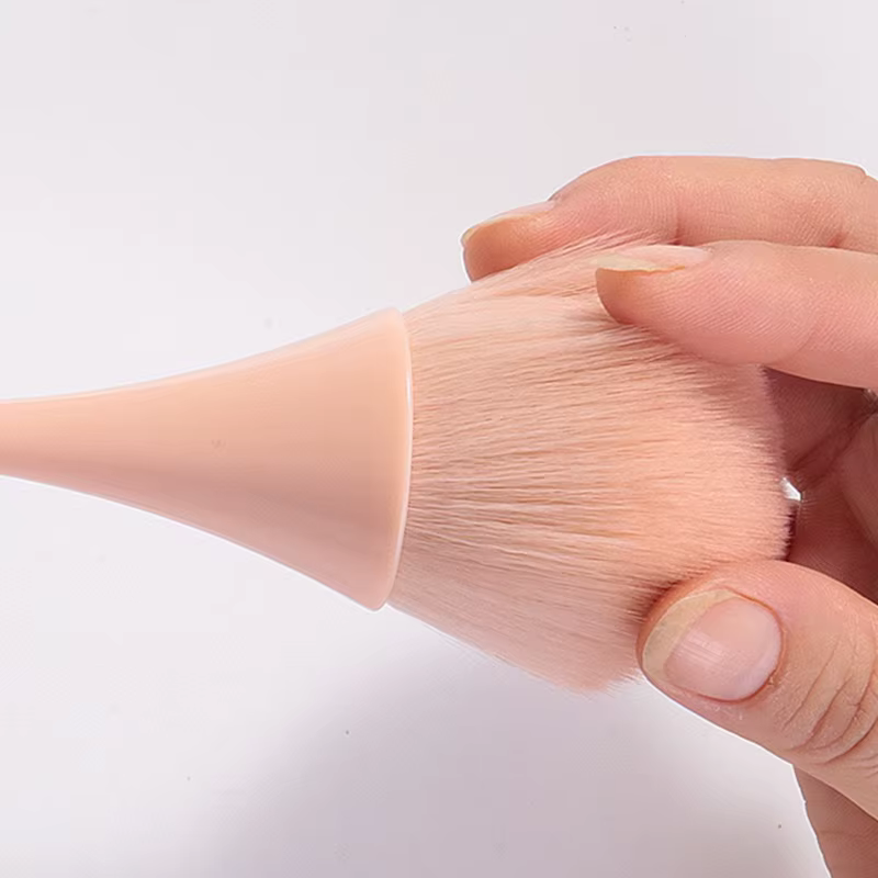 Brosse pour nettoyer la poussière des ongles