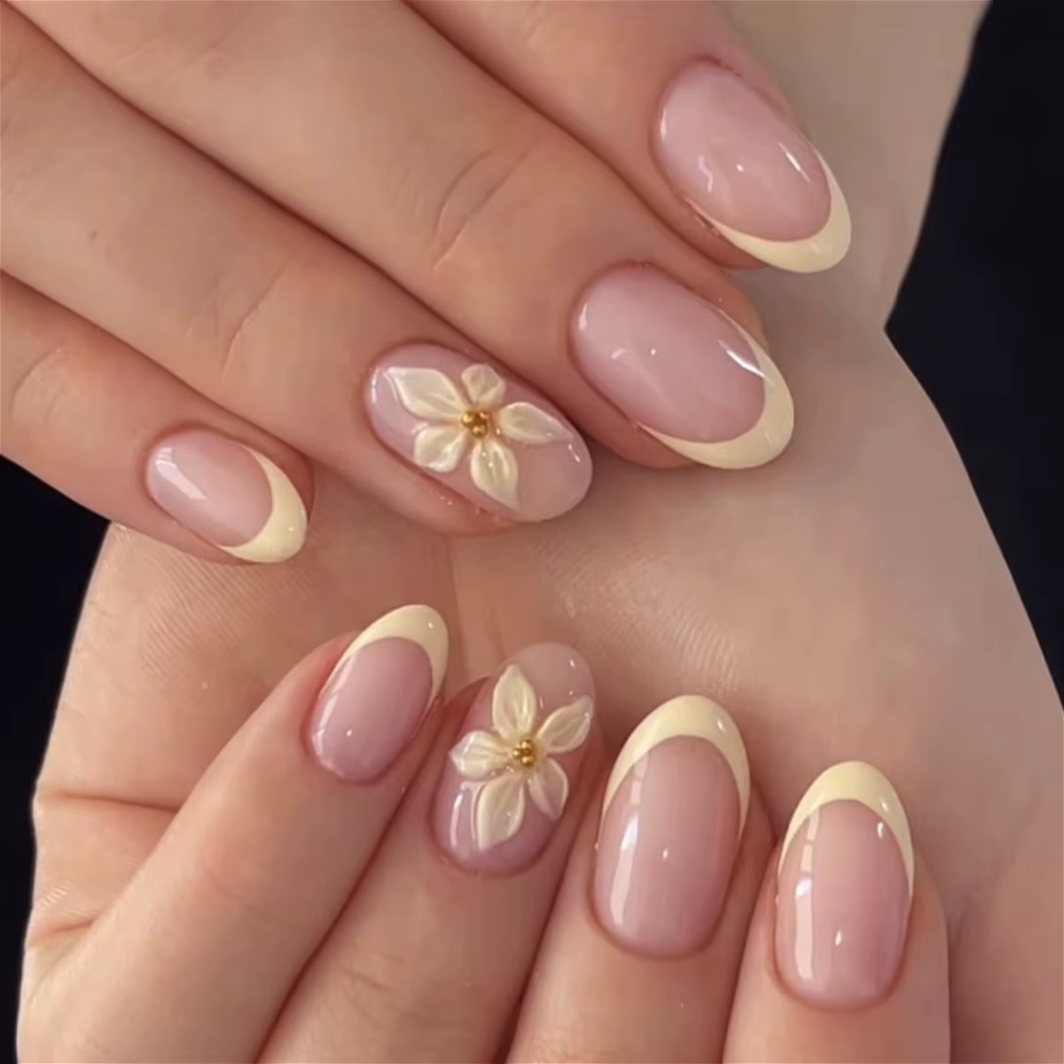 Faux ongles amande jaunes à fleurs roses 3D