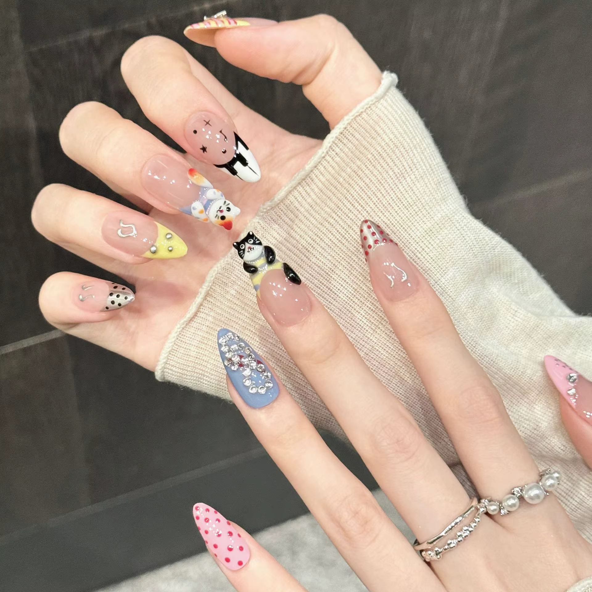 10 faux ongles en amande faits à la main