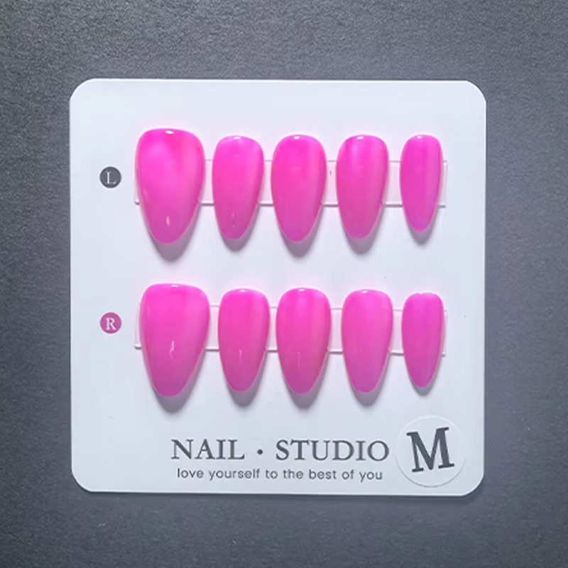 10 faux ongles en amande à presser