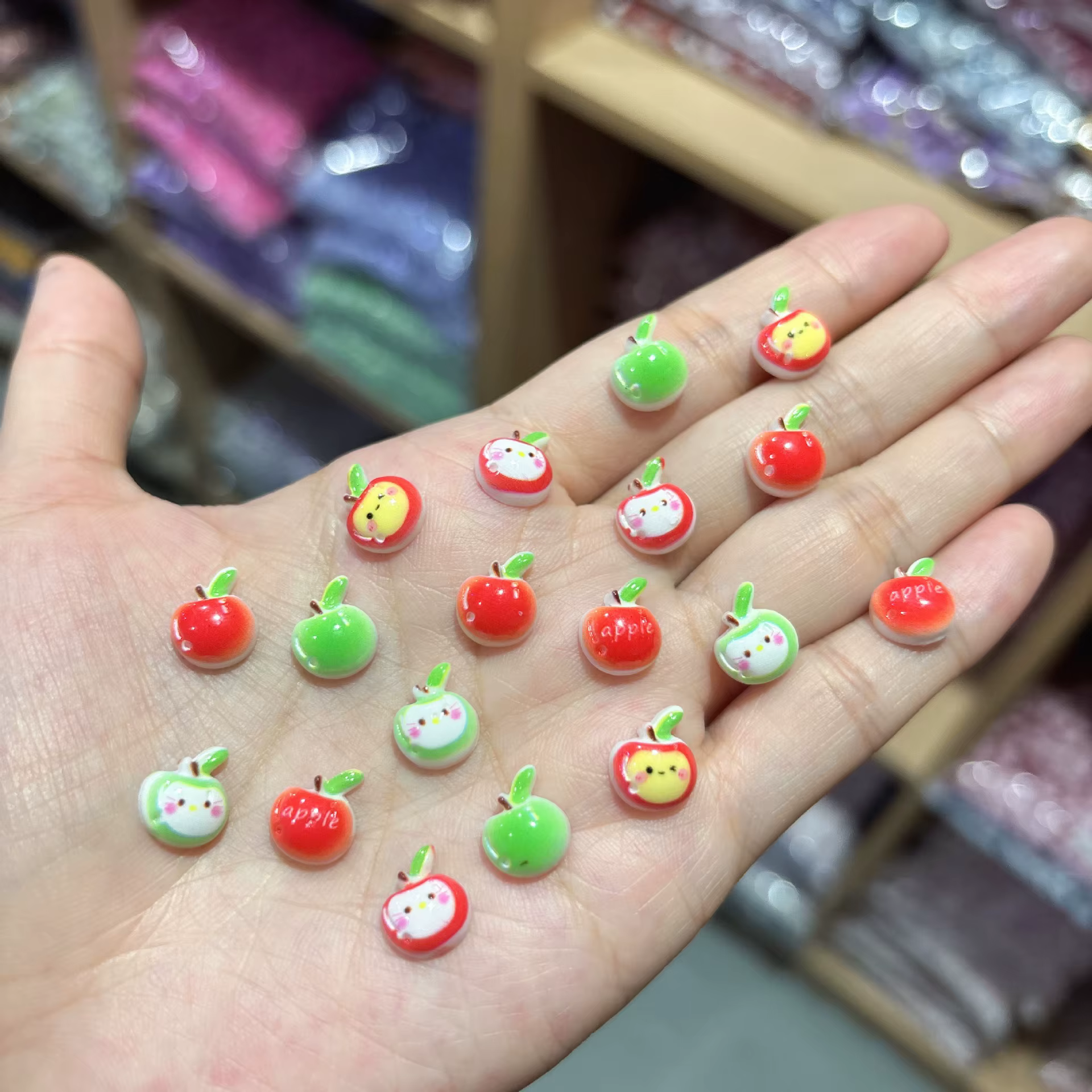 100 pièces/paquet de breloques pour ongles en forme de pomme de dessin animé 9×12mm - Décorations d'ongles en résine