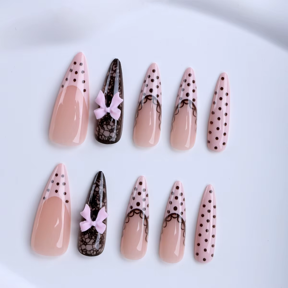 24 faux ongles français à pois avec nœud papillon