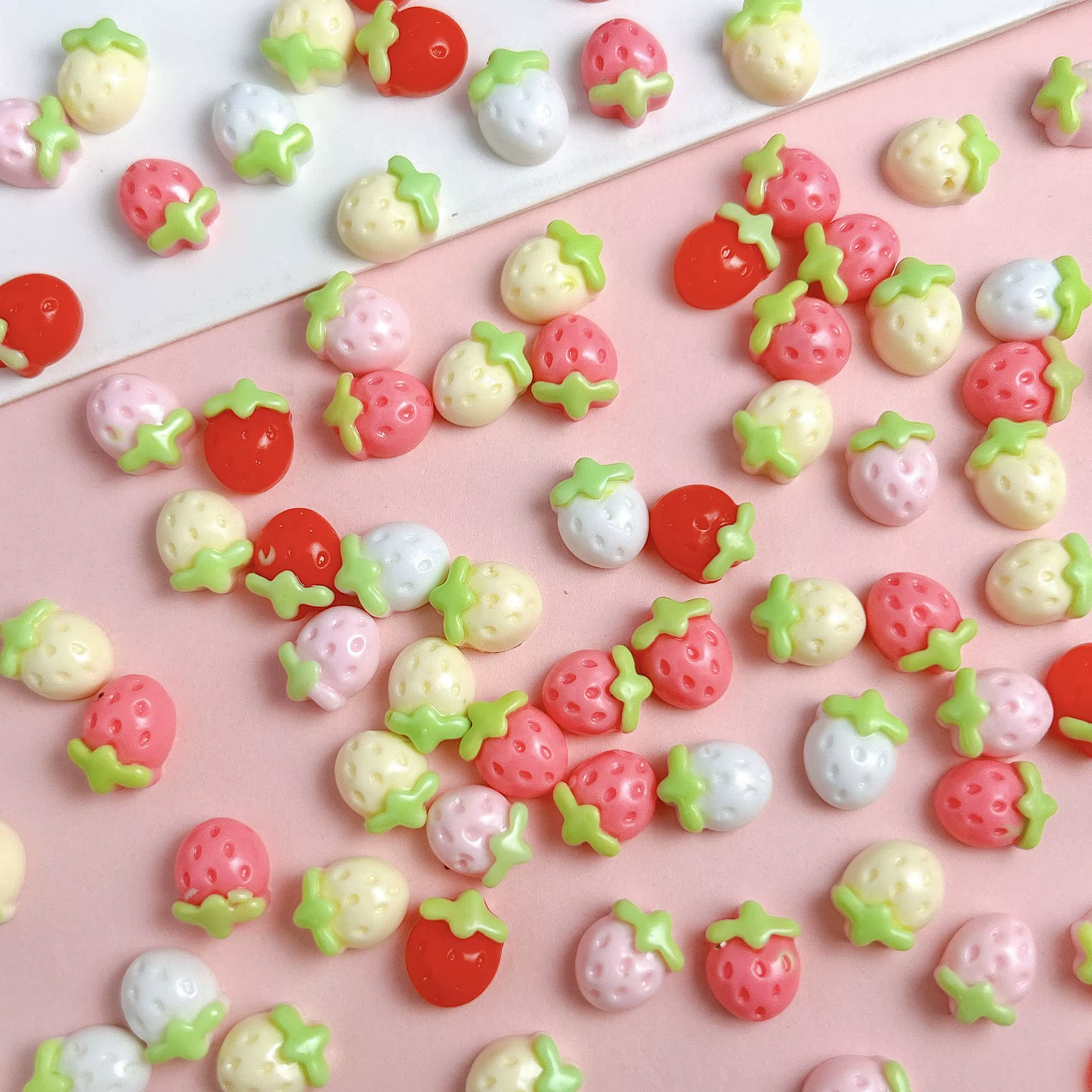 Breloques pour ongles en résine de fraise