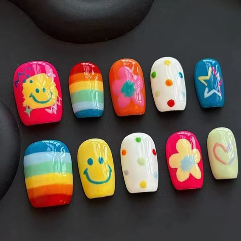 30 faux ongles amusants et mignons de style court à presser avec un design inspiré de la dopamine
