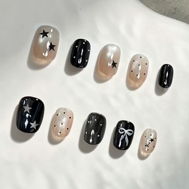 10 faux ongles courts ovales de style français à presser – Motifs simples à rayures colorées et étoiles