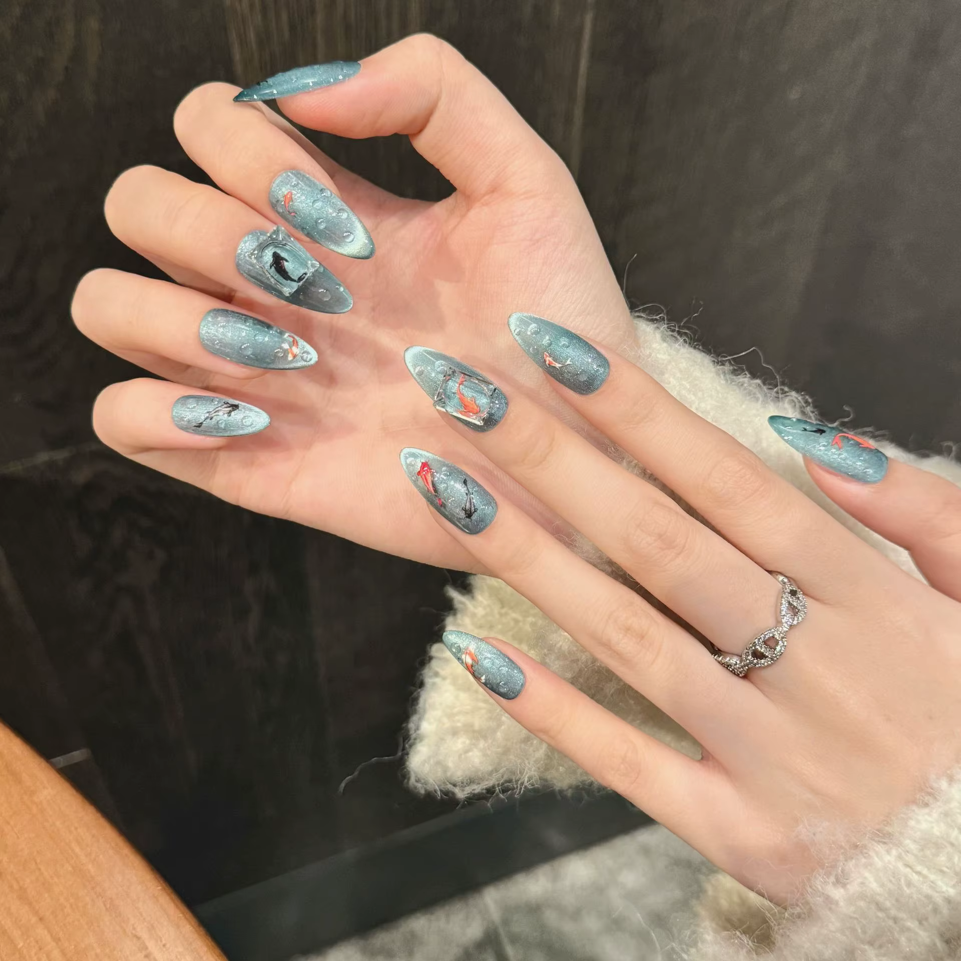 Presse à la main sur les ongles bonne chance poisson Style chinois faux