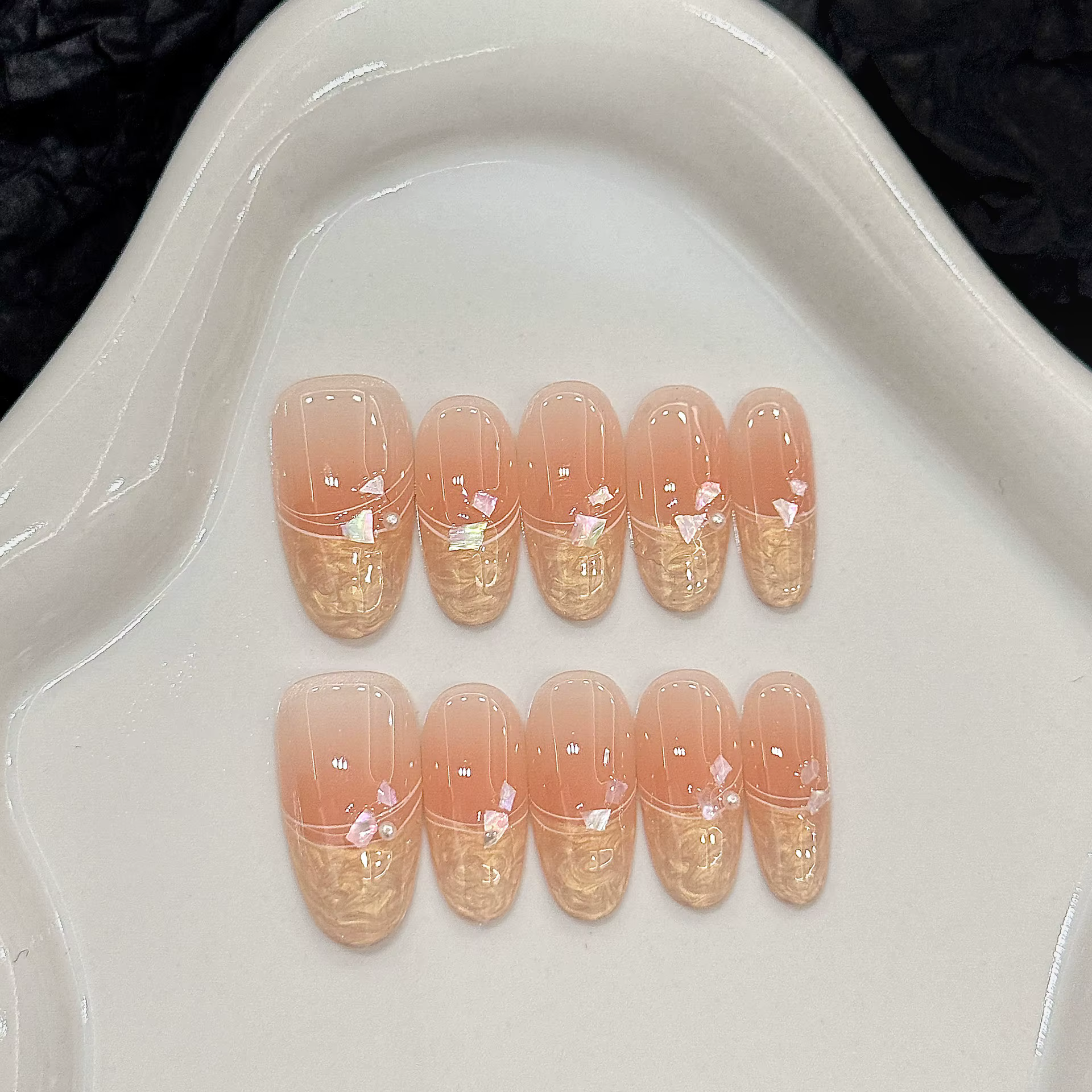 Presse rose faite à la main sur les ongles Simple Cateye ovale longueur moyenne portable faux