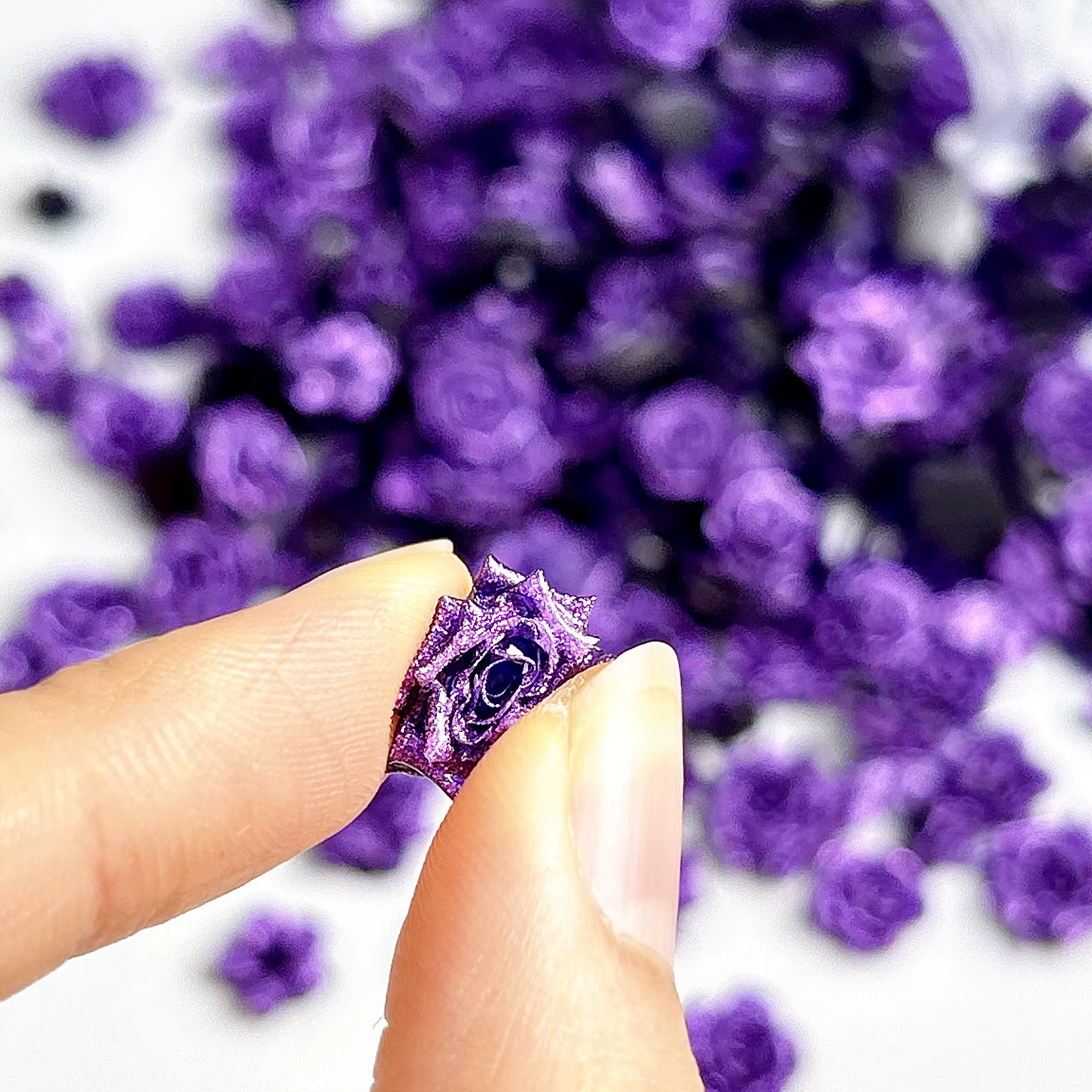 Décoration d'ongles en forme de fleurs violettes douces