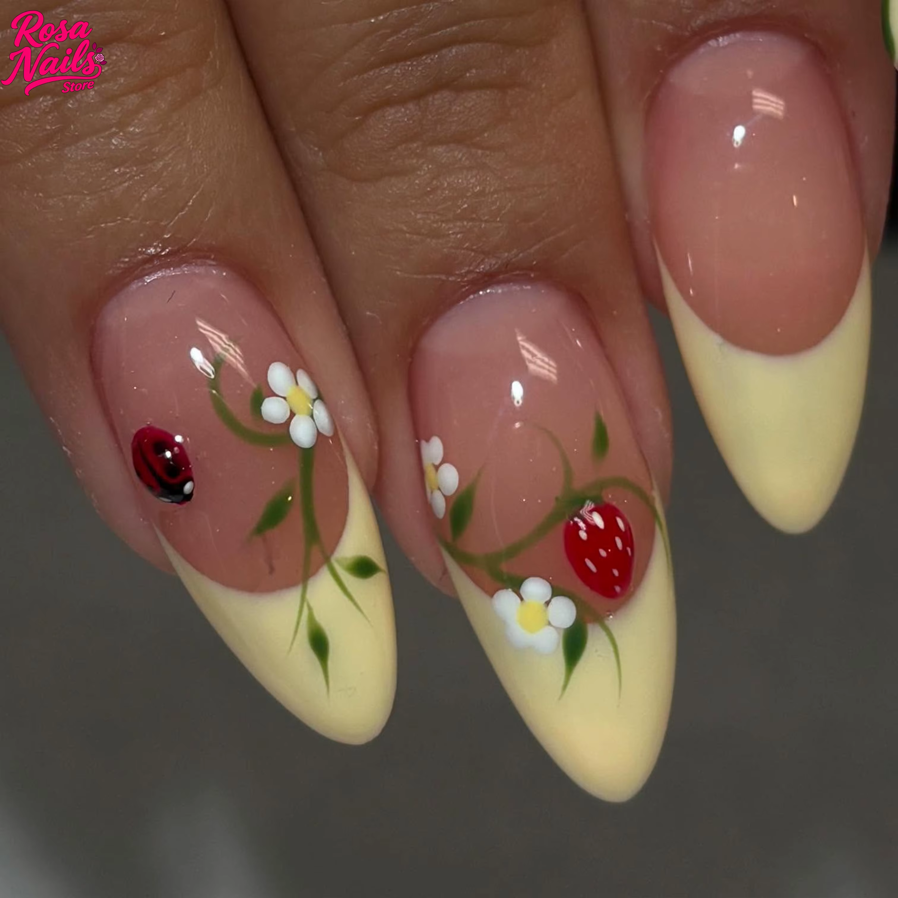 Faux ongles peints à la main