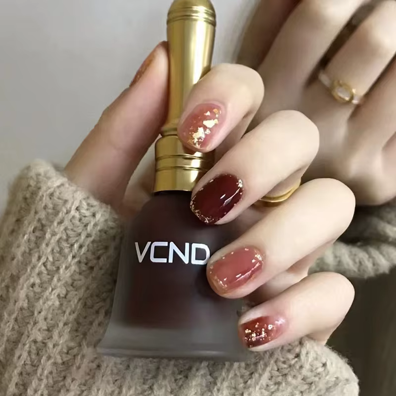 24 faux ongles rouges à presser avec breloques