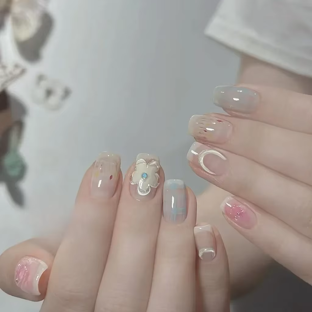 Fleur de printemps mignon courte à la main presse sur les ongles dopamine