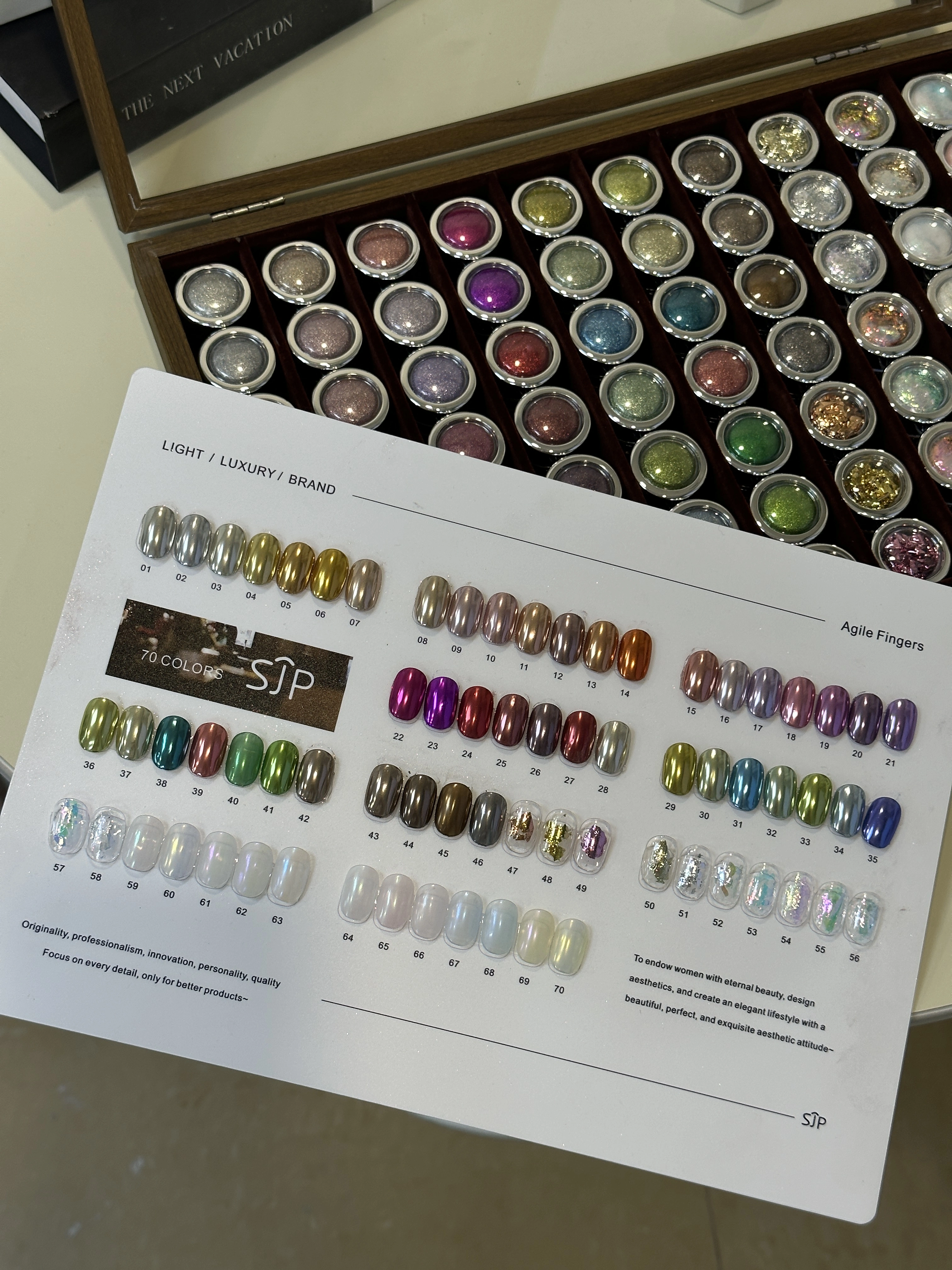 Ensemble de nail art rose opale de 70 couleurs comprenant des nuanciers et une boîte de rangement. Il offre des options