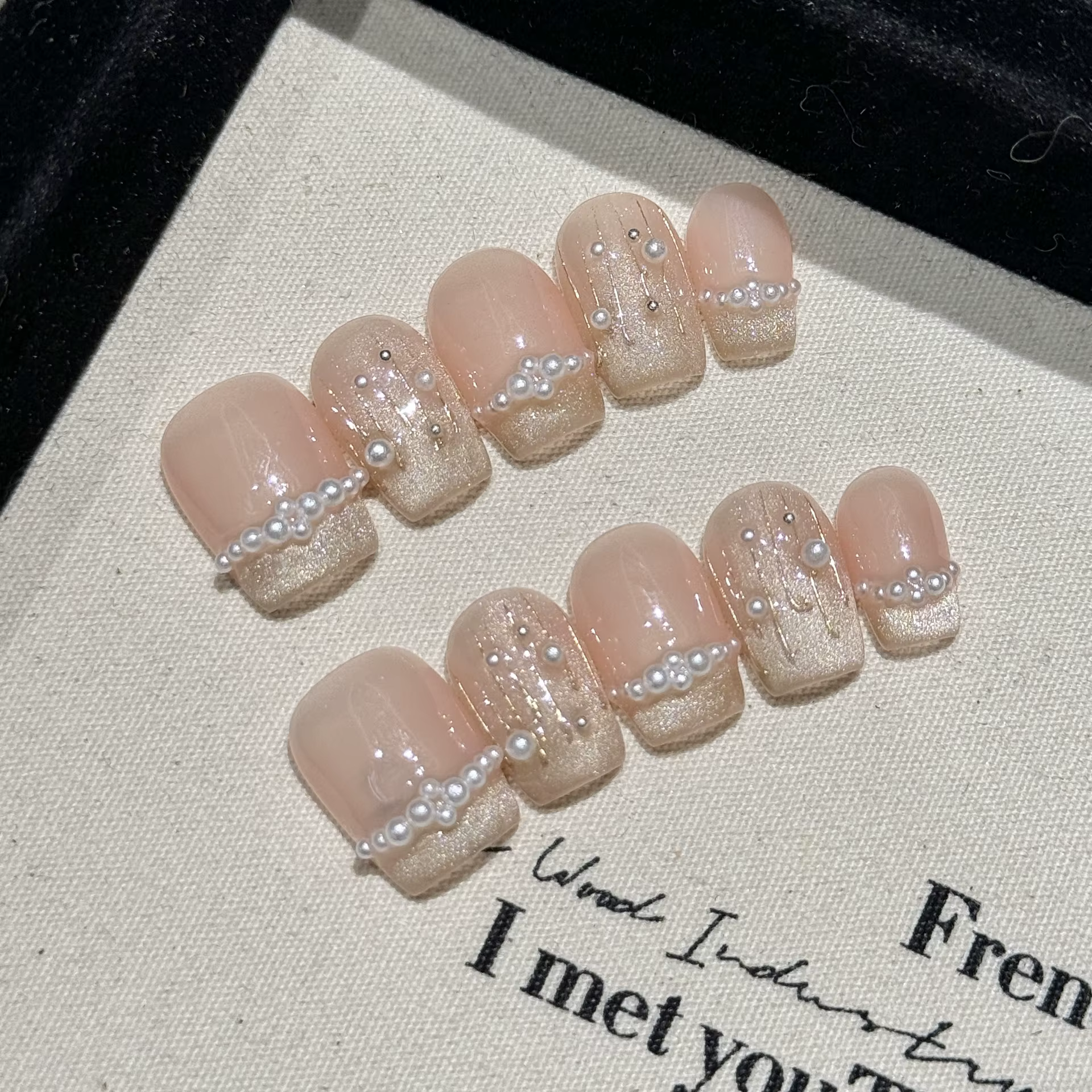 Presse à la main sur les ongles paillettes blanc perle décor faux