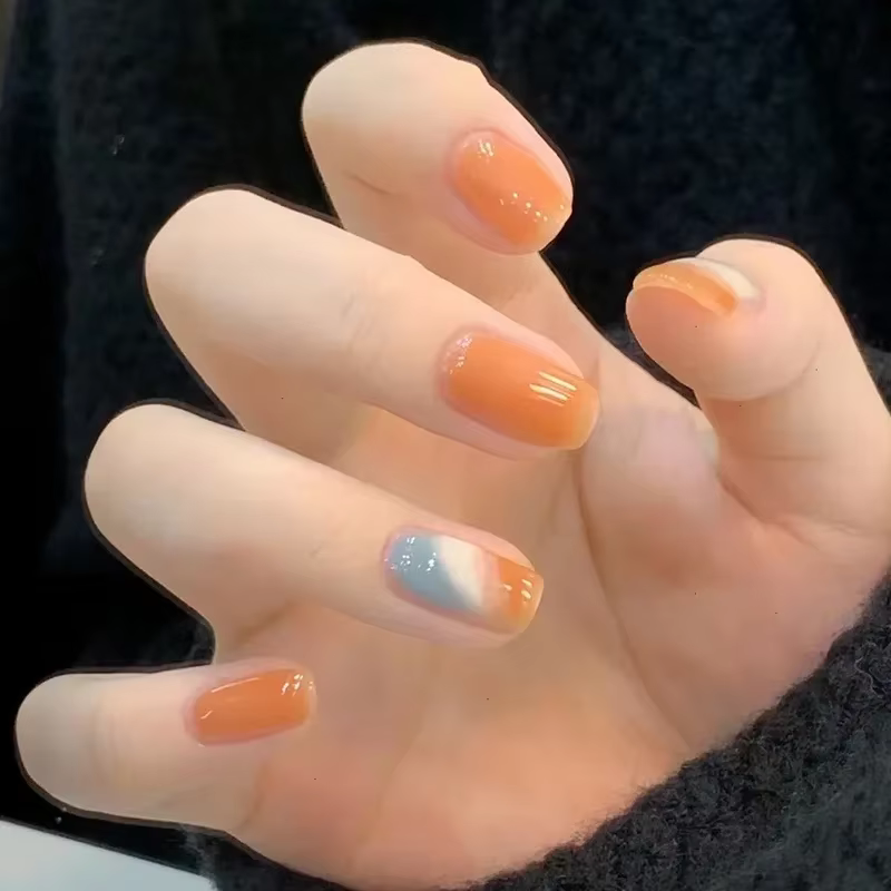 Faux ongles cercueil ronds courts avec encre de colle et motif de teinture Halo