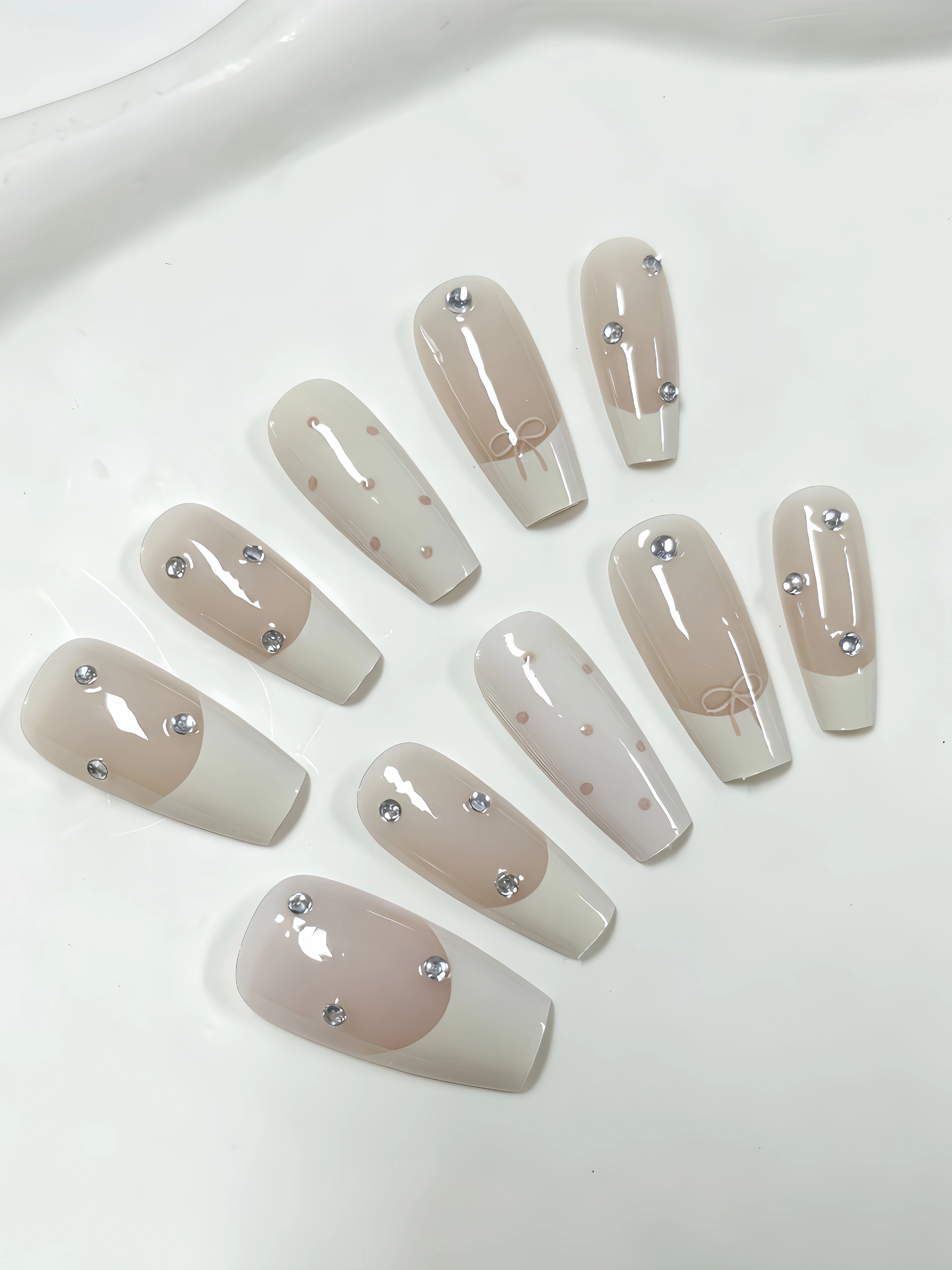 10 faux ongles trapézoïdaux de longueur moyenne