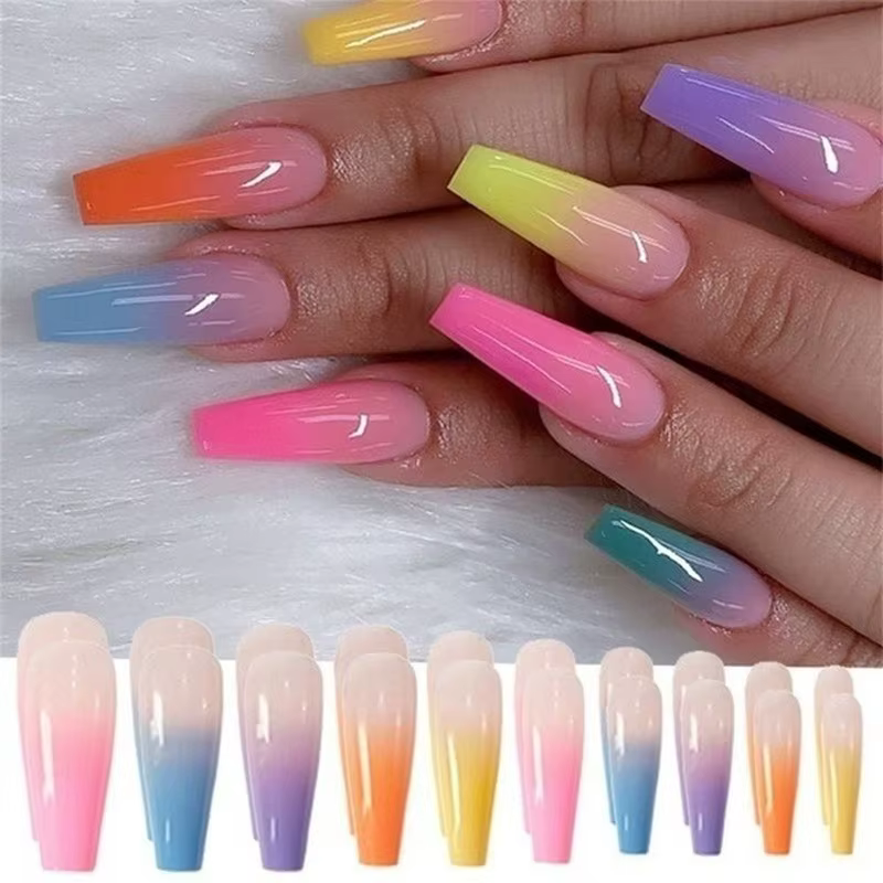 Faux ongles longs en forme de cercueil