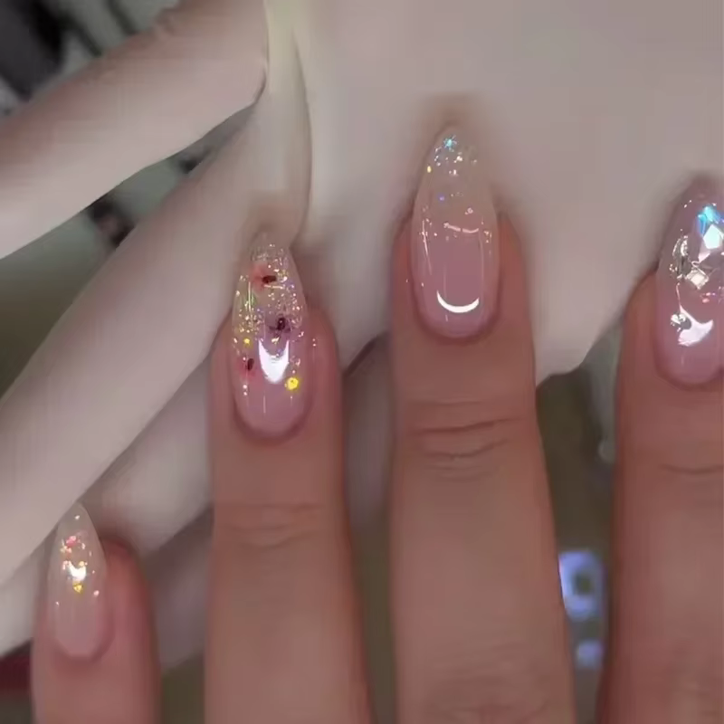 Faux ongles en amande avec poudre scintillante