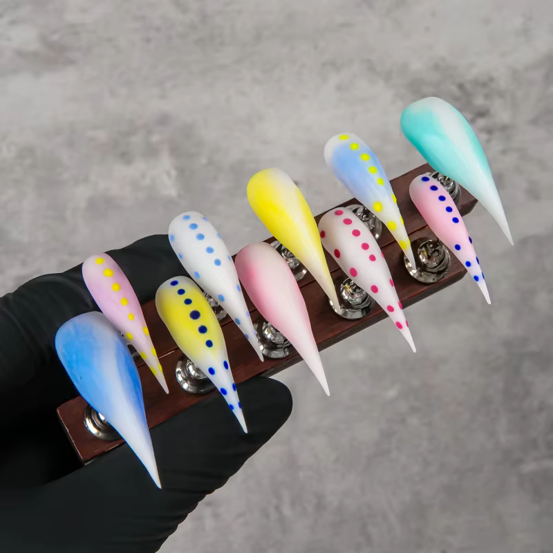 Faux ongles pointus en forme de griffes de dragon à pois macaron