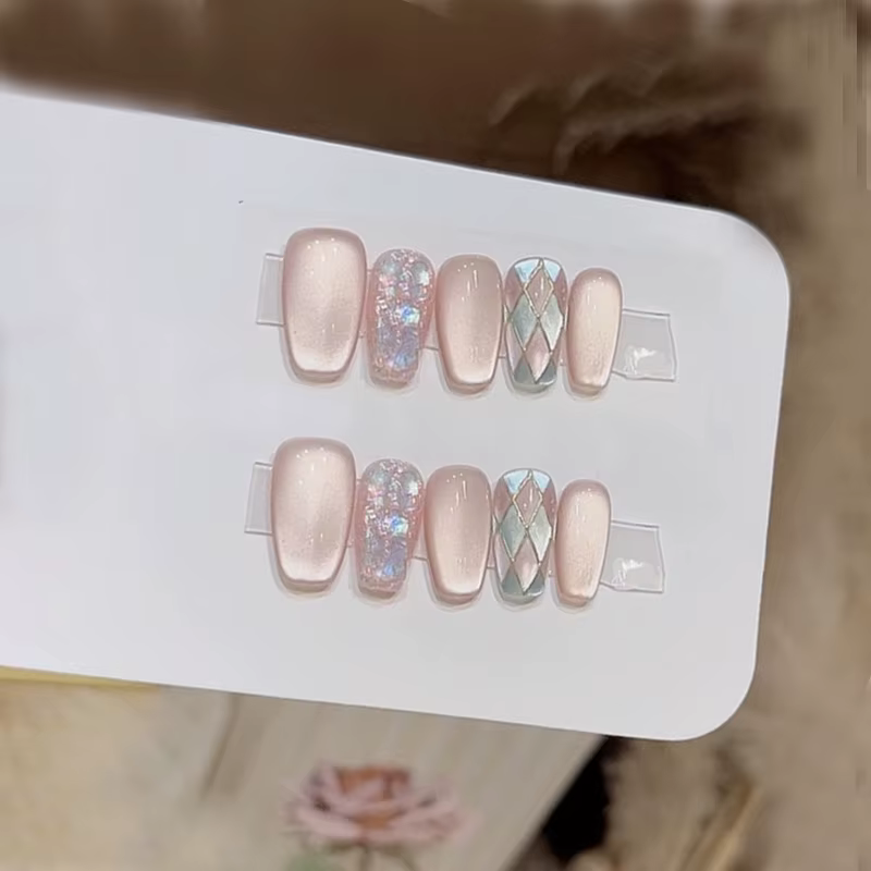 Ongles faits à la main en forme d'oeil de chat