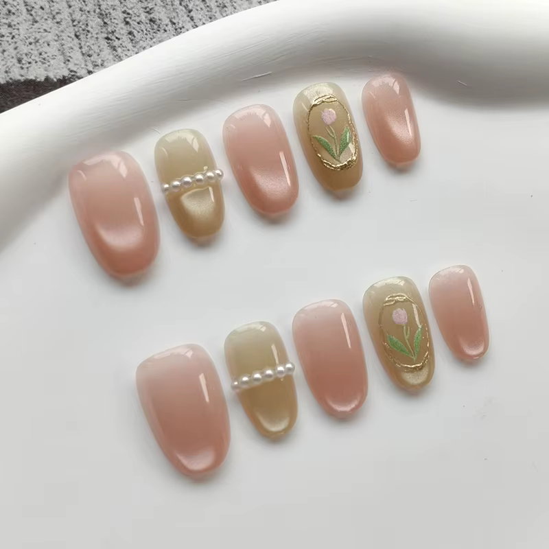 10 faux ongles press-on faits à la main