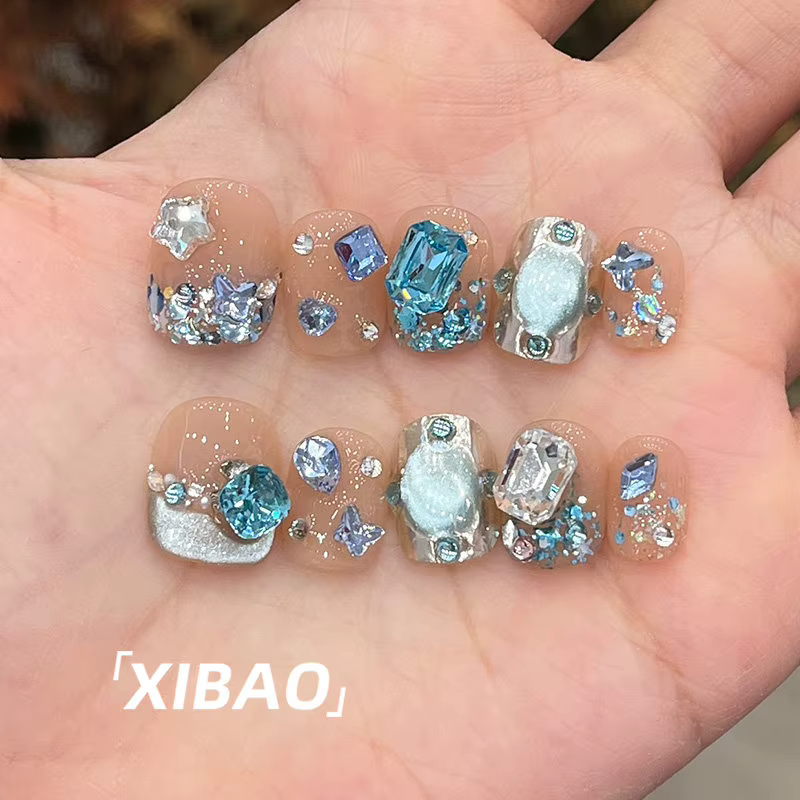 Faux ongles de luxe en cristal d'aigue-marine, faits à la main, courts, ronds, carrés, transparents, couleur nude, avec papillon scintillant en zircon