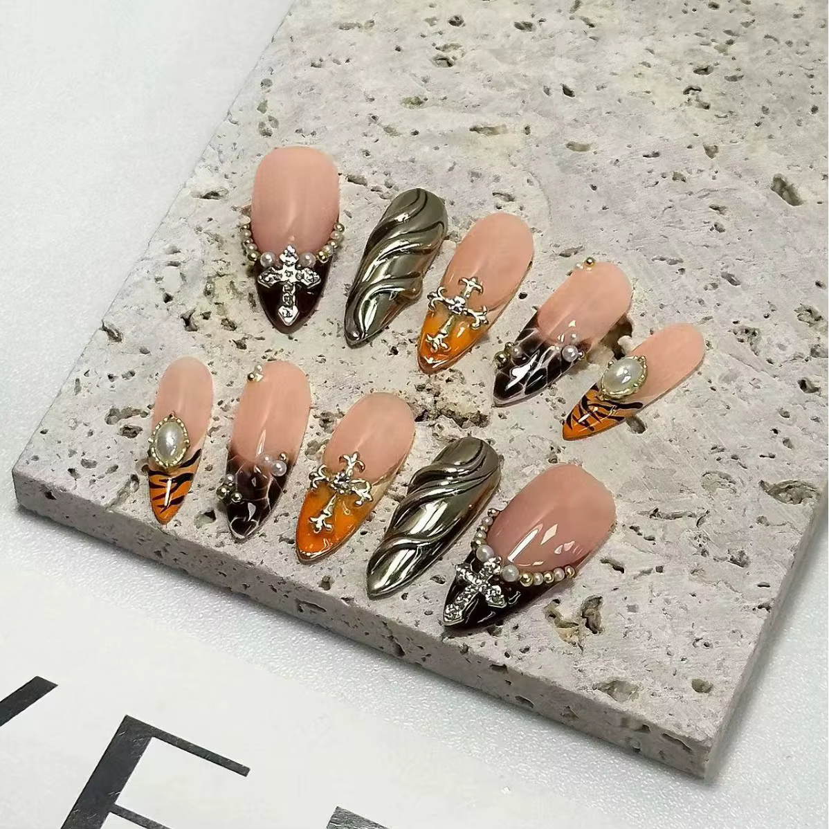 Faux ongles gothiques doux
