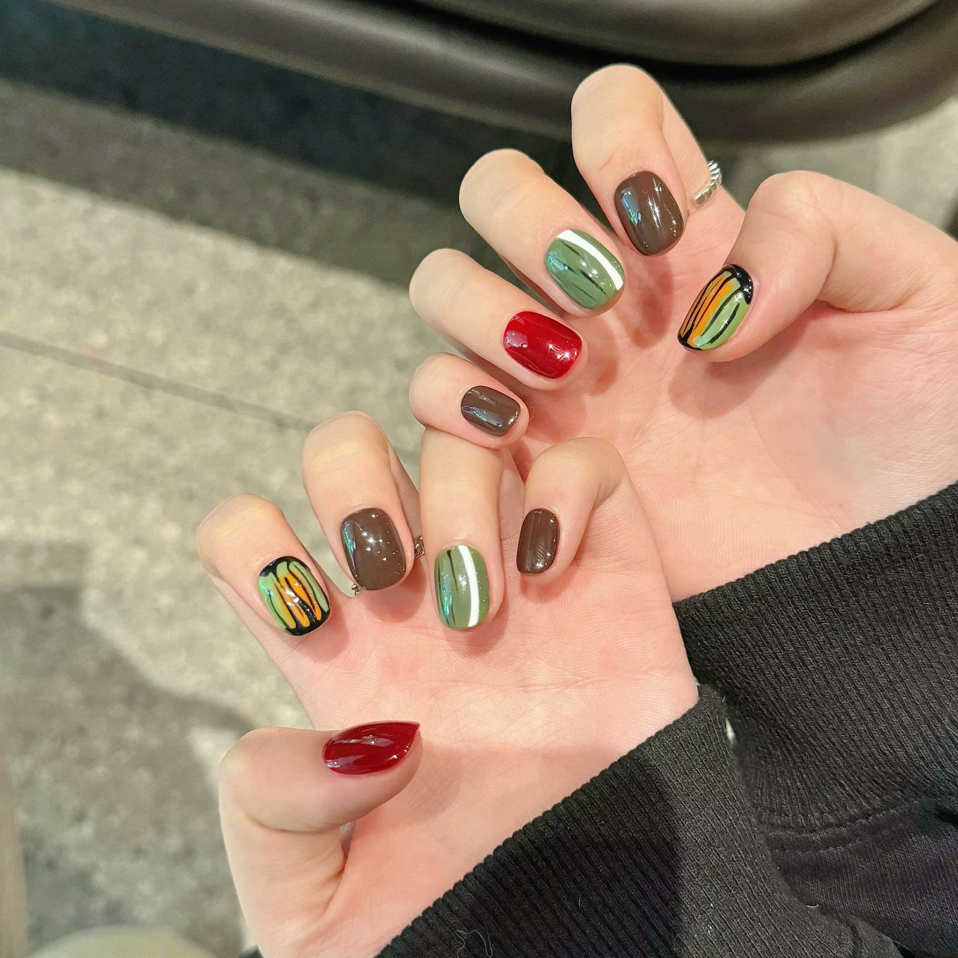 Presse à la main sur les ongles mignon court rond faux