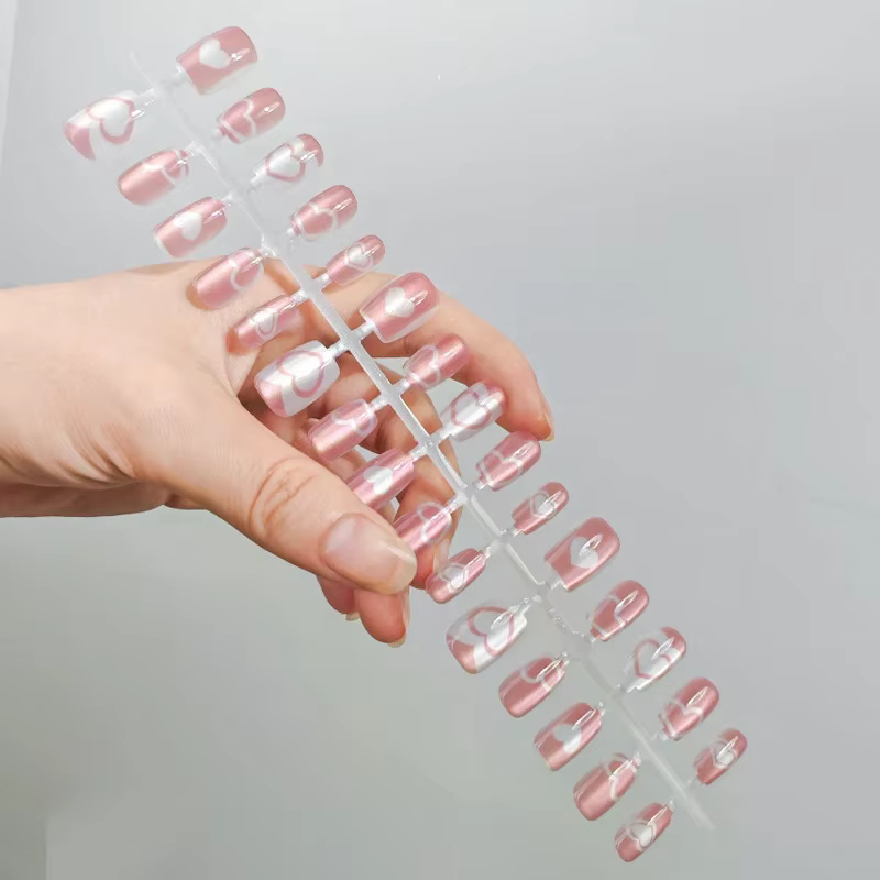 Presse cardiaque faite à la main sur les ongles pour femmes