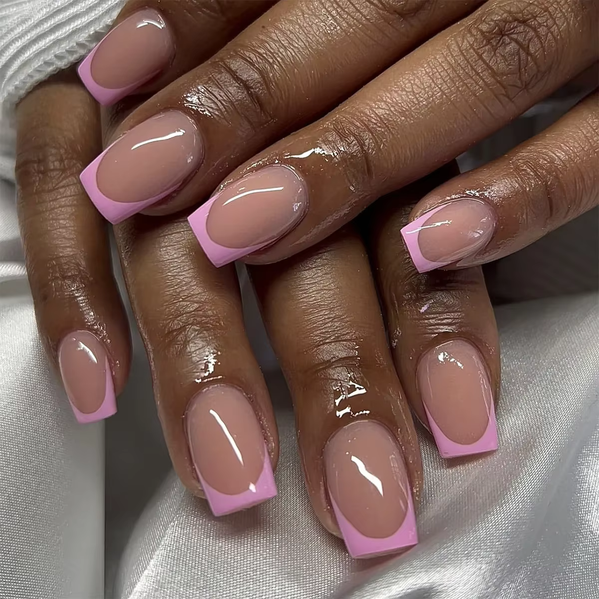 Faux ongles carrés courts à rayures colorées style French