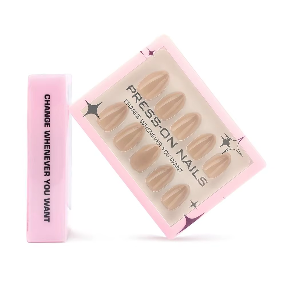 Faux ongles longs en amande pour manucure