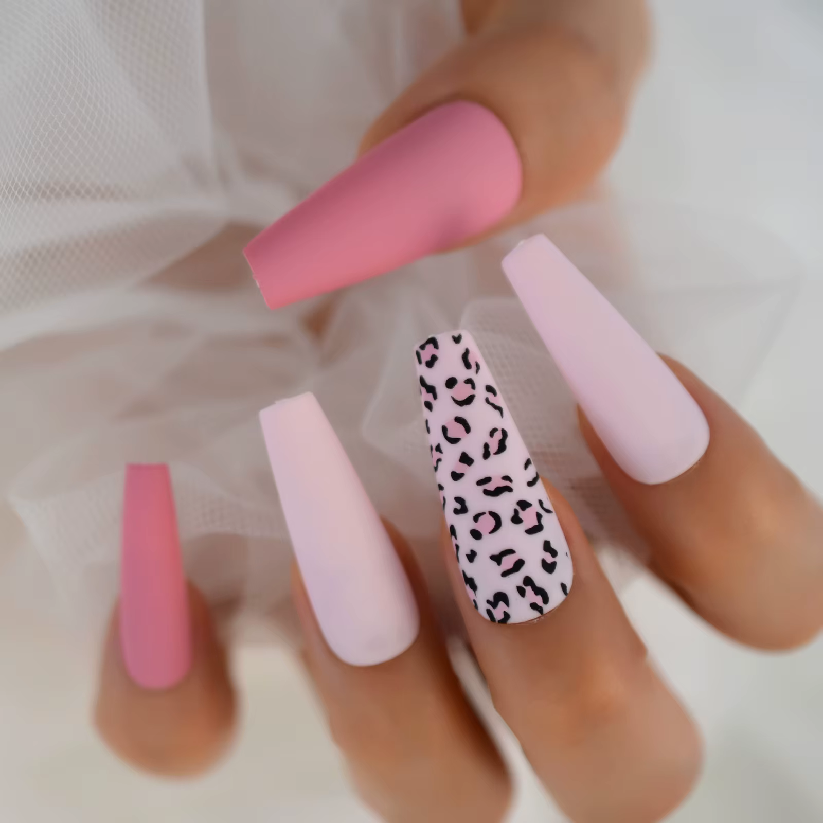 Faux ongles ballerine super longs colorés avec des motifs léopard