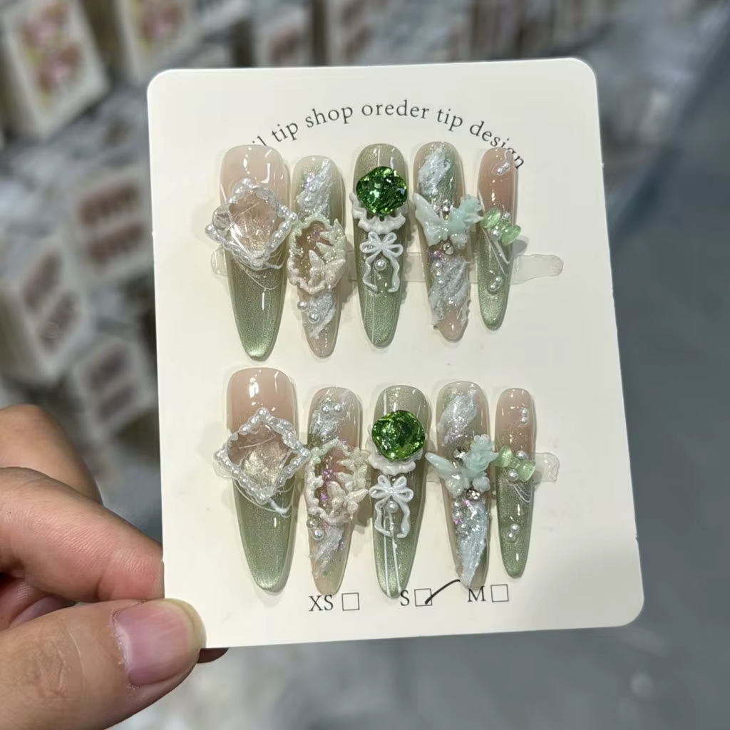 Ongles Press-On Élégants et Luxueux Vert Émeraude Faits Main en France