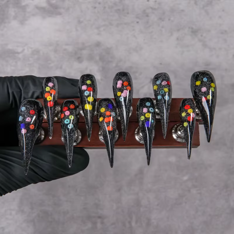 Faux ongles à presser noirs et argentés à paillettes