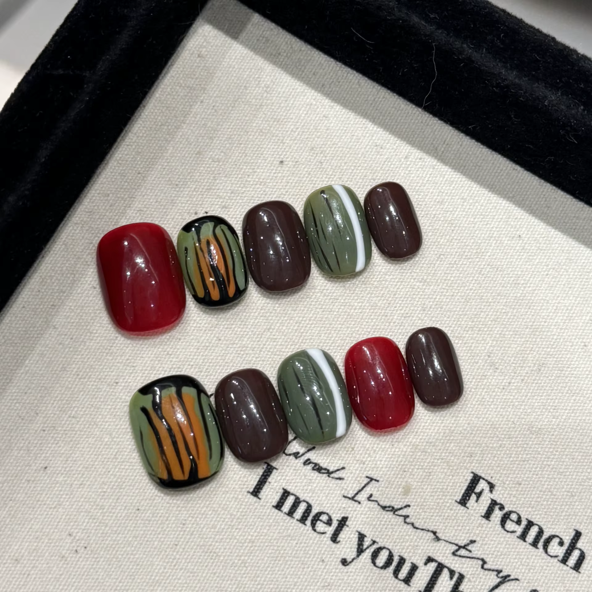 Presse à la main sur les ongles mignon court rond faux
