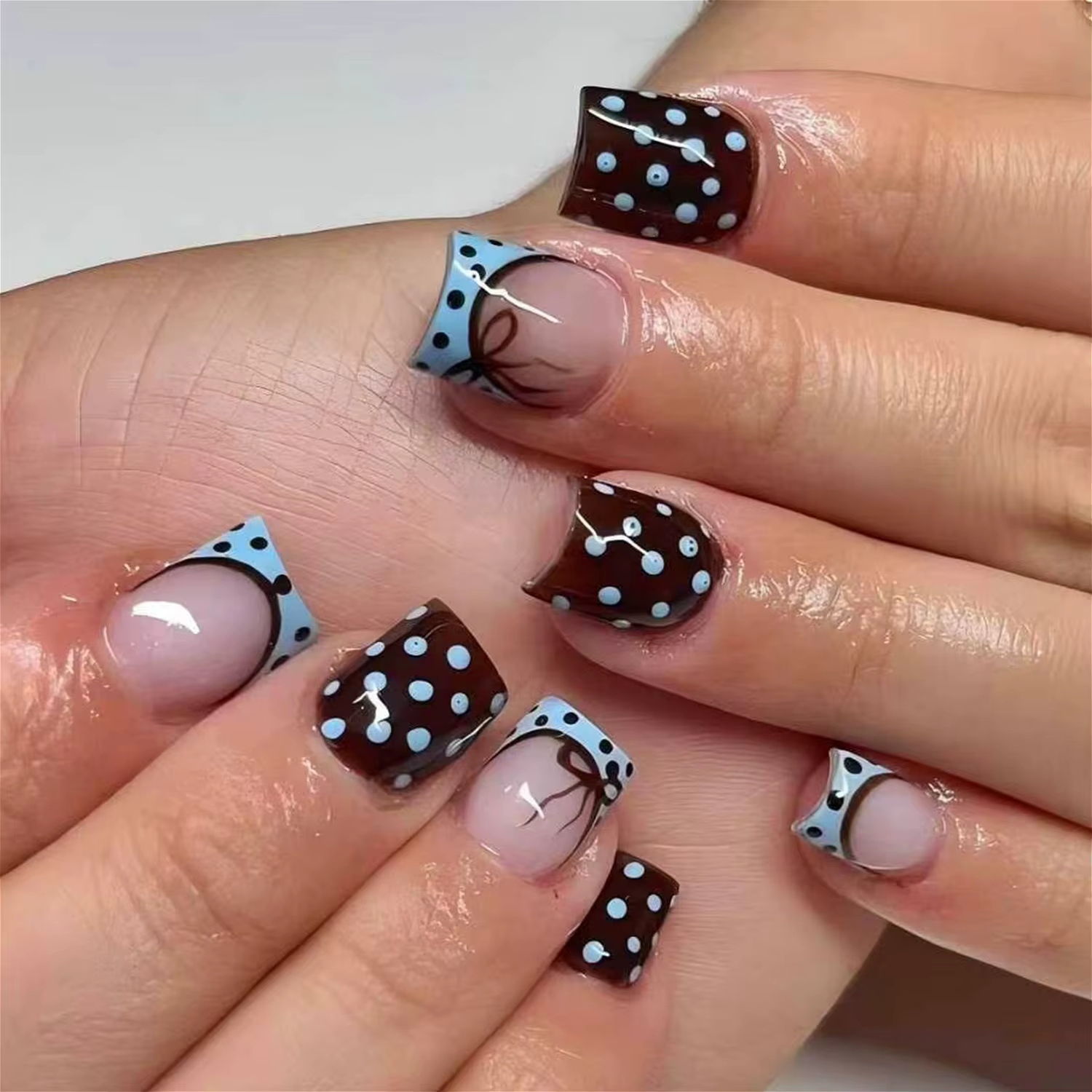 Faux ongles amande blancs rayés simples
