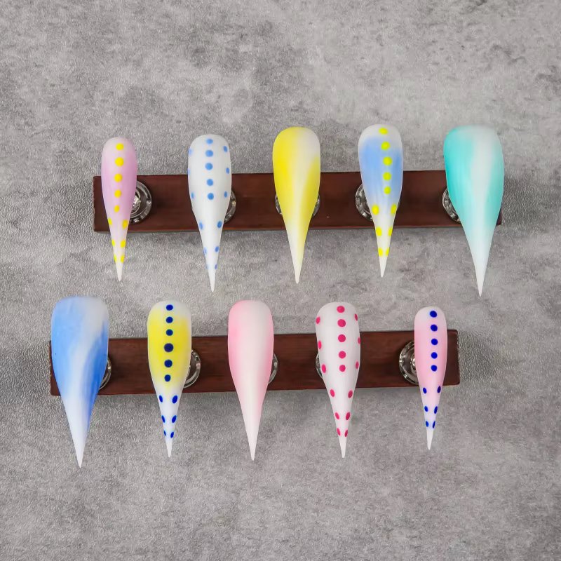 Faux ongles pointus en forme de griffes de dragon à pois macaron