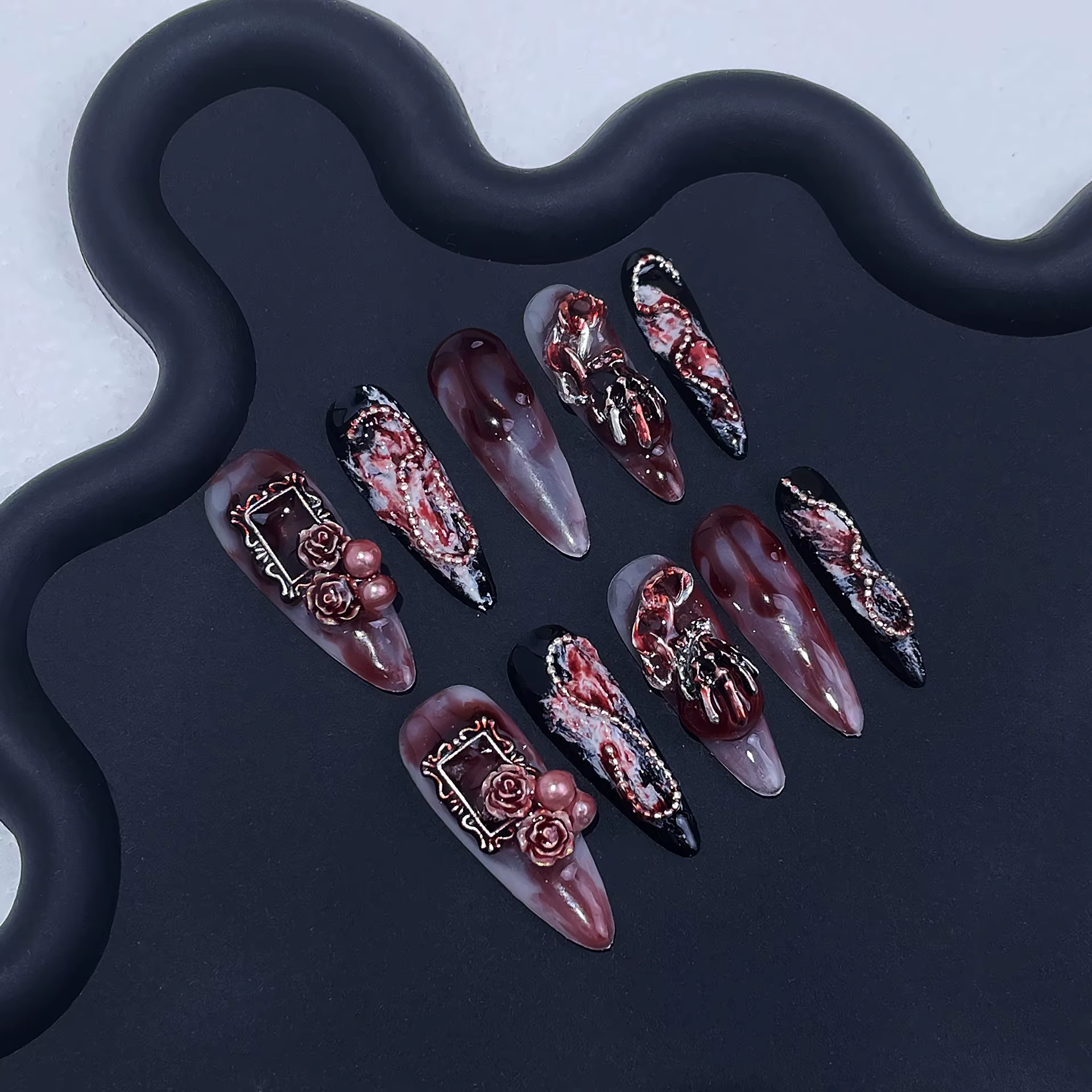 Presse gothique mystérieuse sur les ongles rouge foncé noir avec décor 3D complexe pour les événements