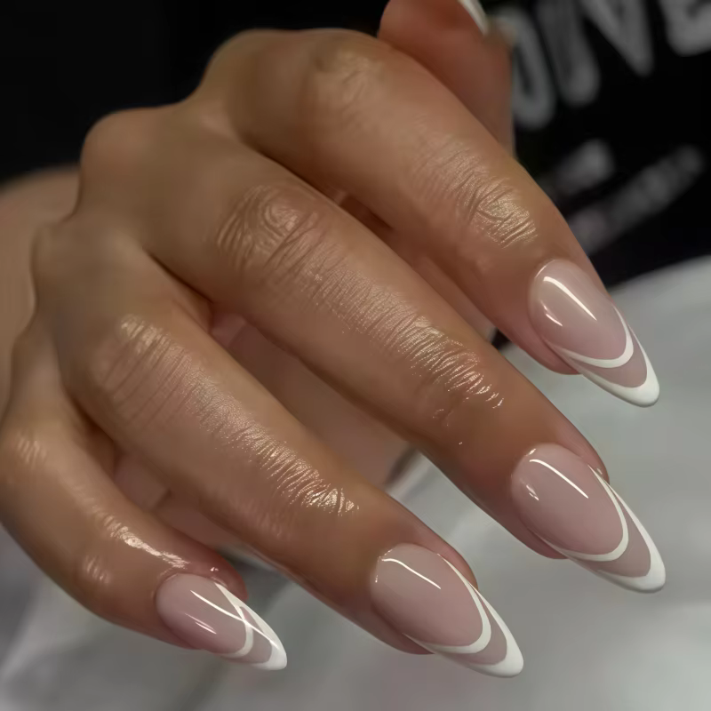 2026 24PCS Faux ongles neutres brillants, forme amande, dégradé rose nude, avec pointillages blancs et noirs, style French manucure mate