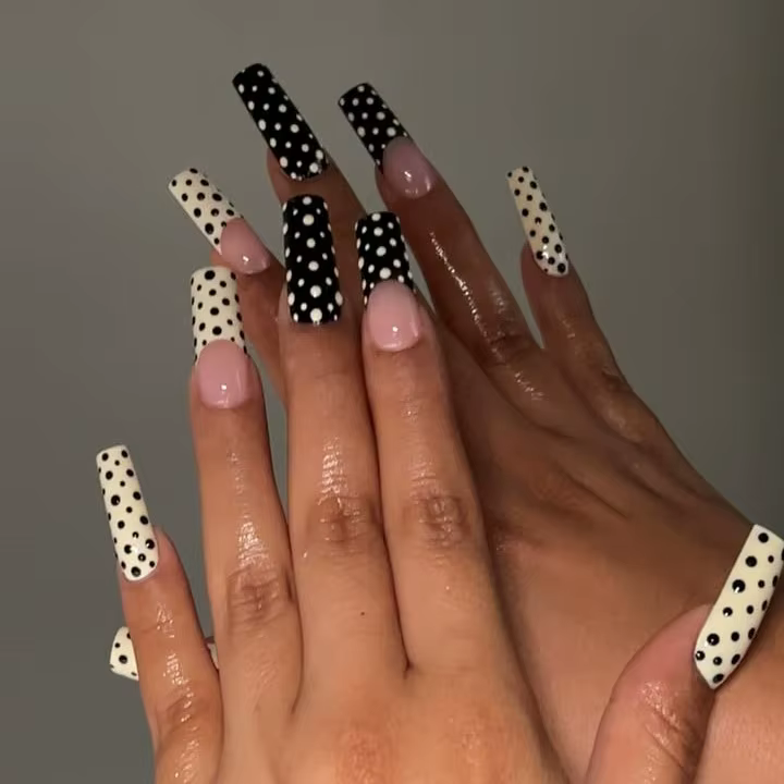Noir blanc à pois presse sur ongles en acrylique à la main Presson