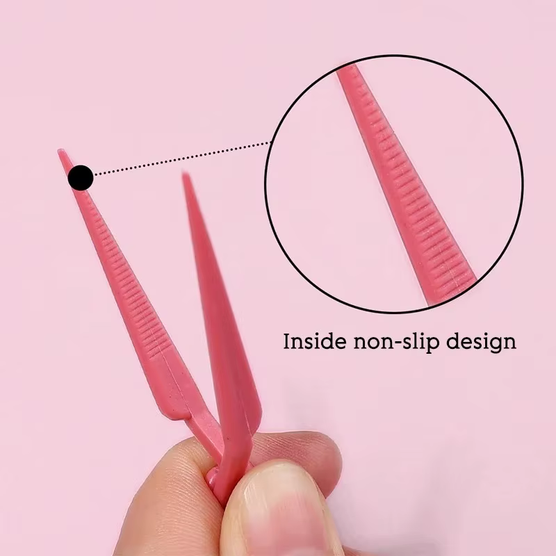 Pince à ongles façonnant la peinture