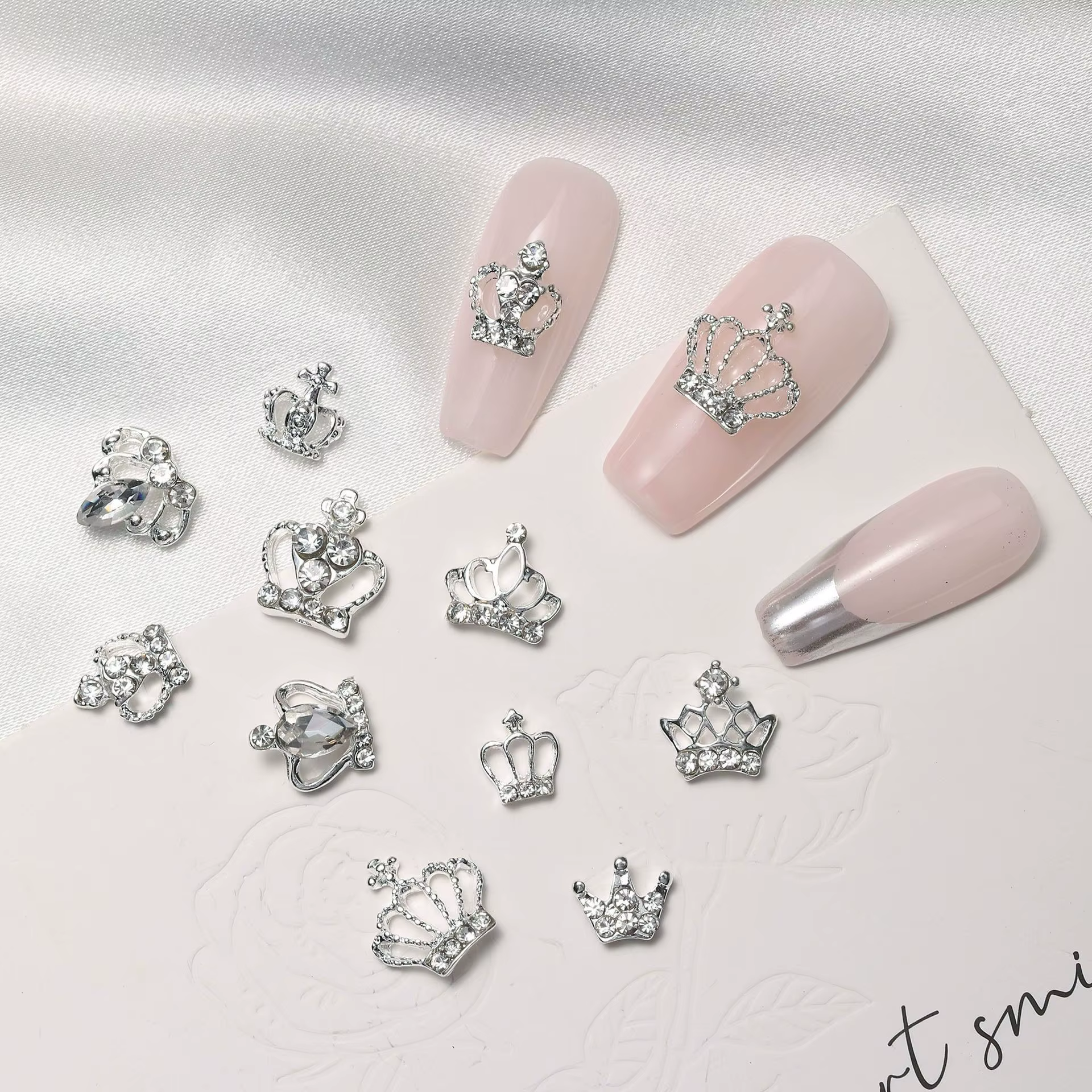 30 pièces de breloques de couronne exquises pour ongles