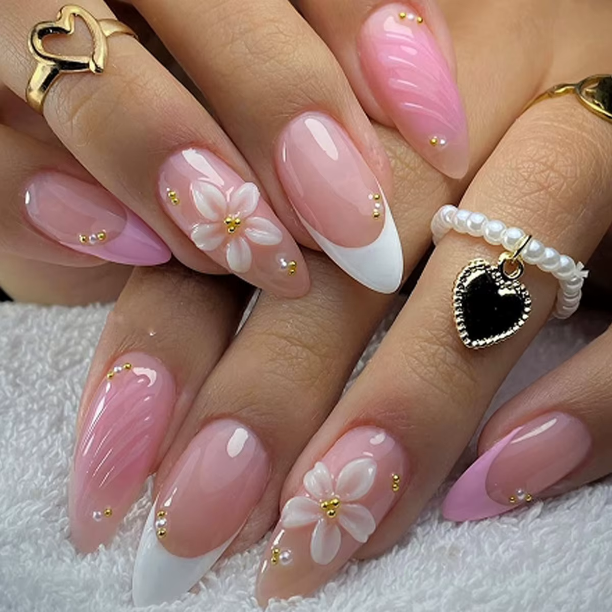 Faux ongles amande jaunes à fleurs roses 3D