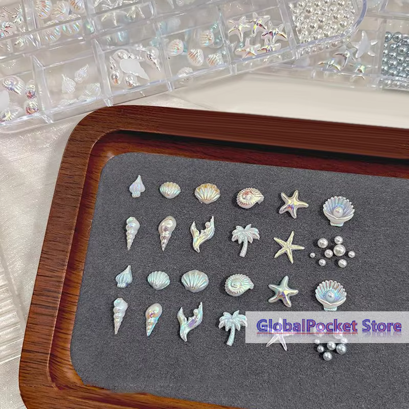 Boîte de 12 compartiments – Breloques d'ongles bleues et blanches en forme de coquillages
