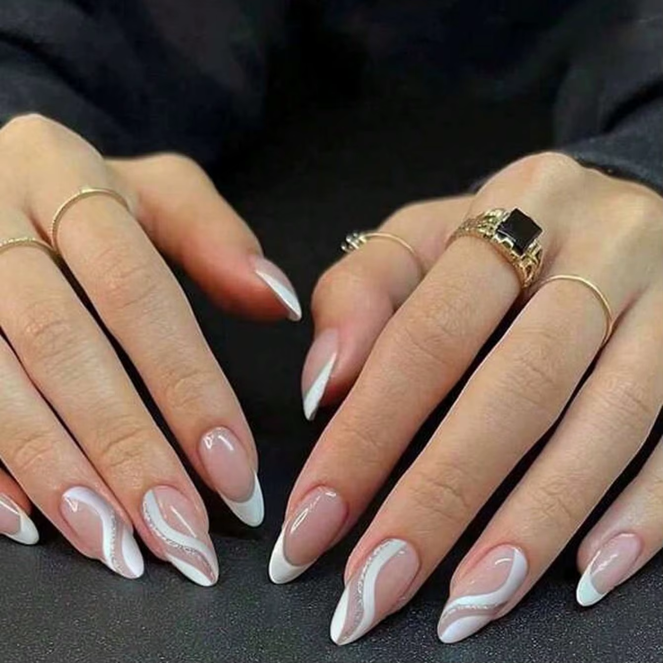 Faux ongles de taille moyenne en amande