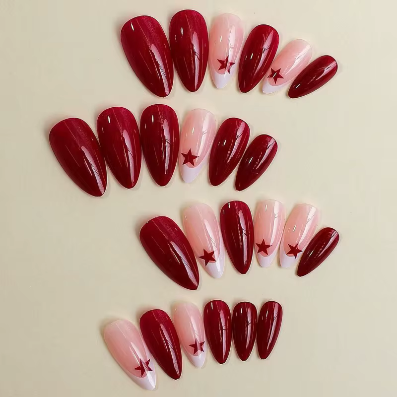 24 faux ongles brillants en forme d'étoile rouge avec une pointe gris-blanc