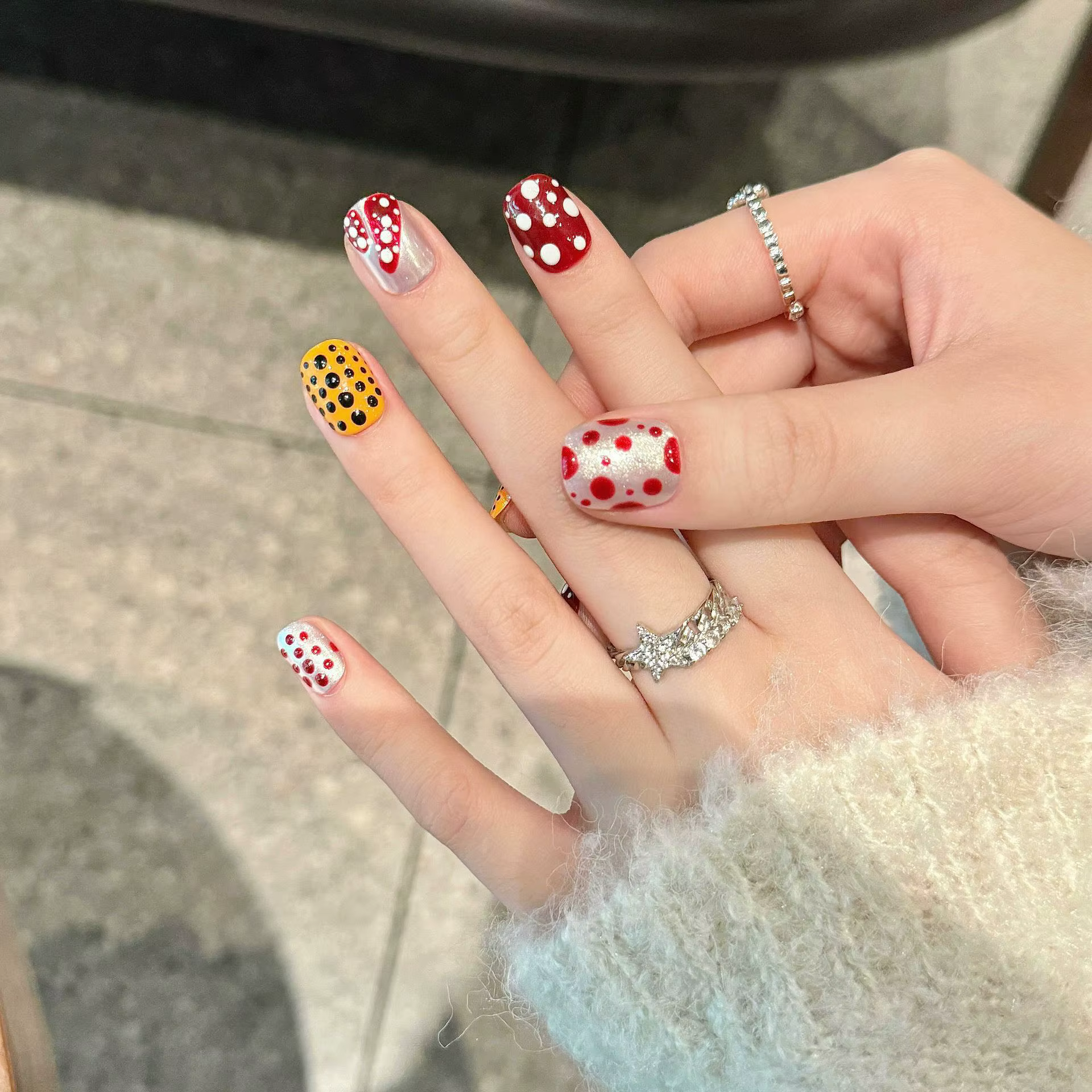 Presse à la main sur les ongles mignon court rond faux