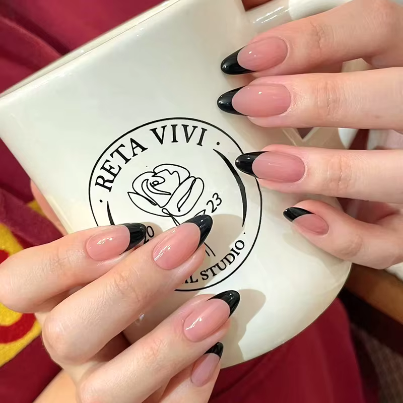 Faux ongles courts en forme d'amande