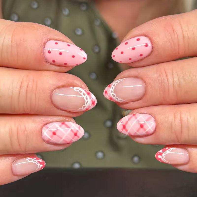 Faux ongles courts et ronds blancs à pois roses nude