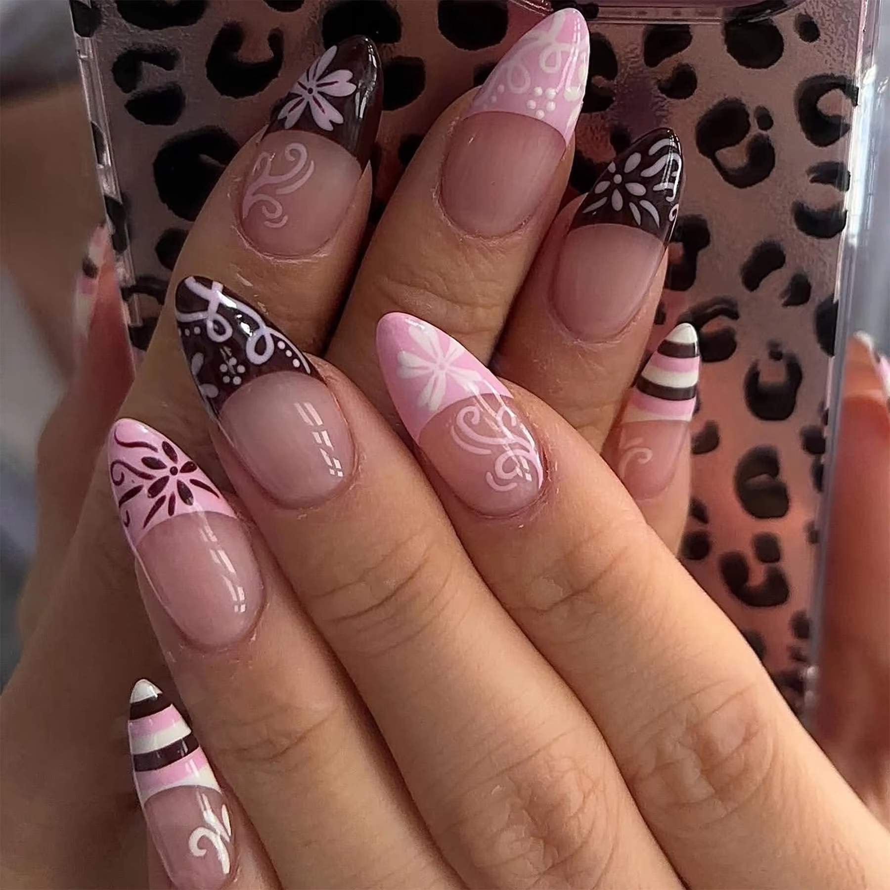 Pointes d'ongles rayées de style français
