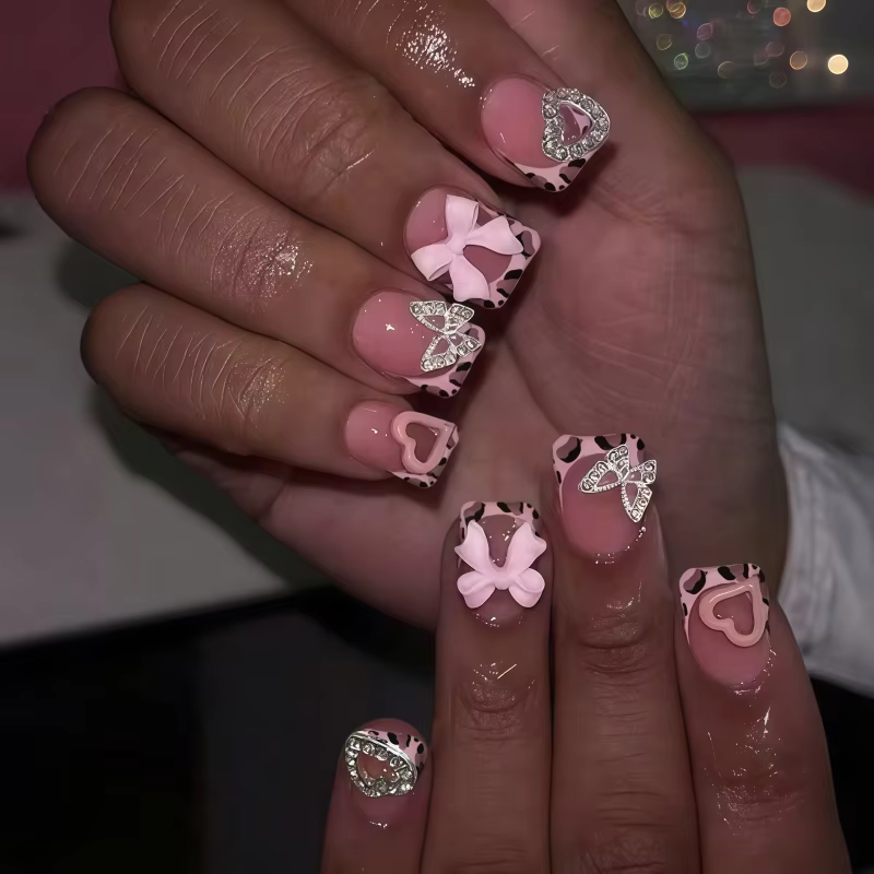 24 paires de faux ongles de style minimaliste en forme d'amande à la française, élégants et simples, avec une touche de charme tendance.